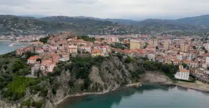 Agropoli nudo violento
