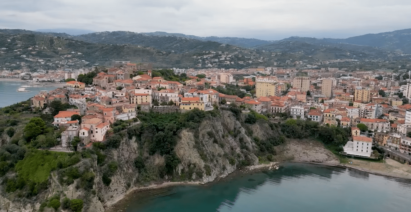 Agropoli nudo violento