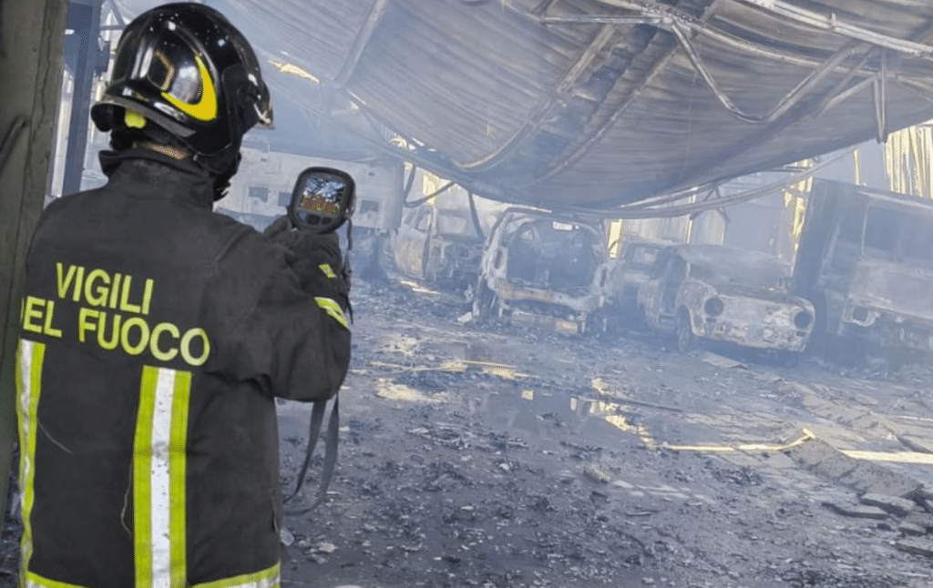 Nocera incendio carrozzeria ferito