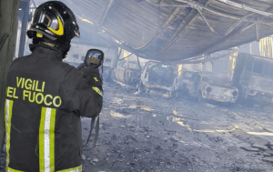 Nocera incendio carrozzeria ferito