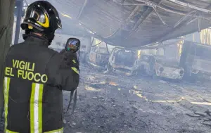 Nocera incendio carrozzeria ferito