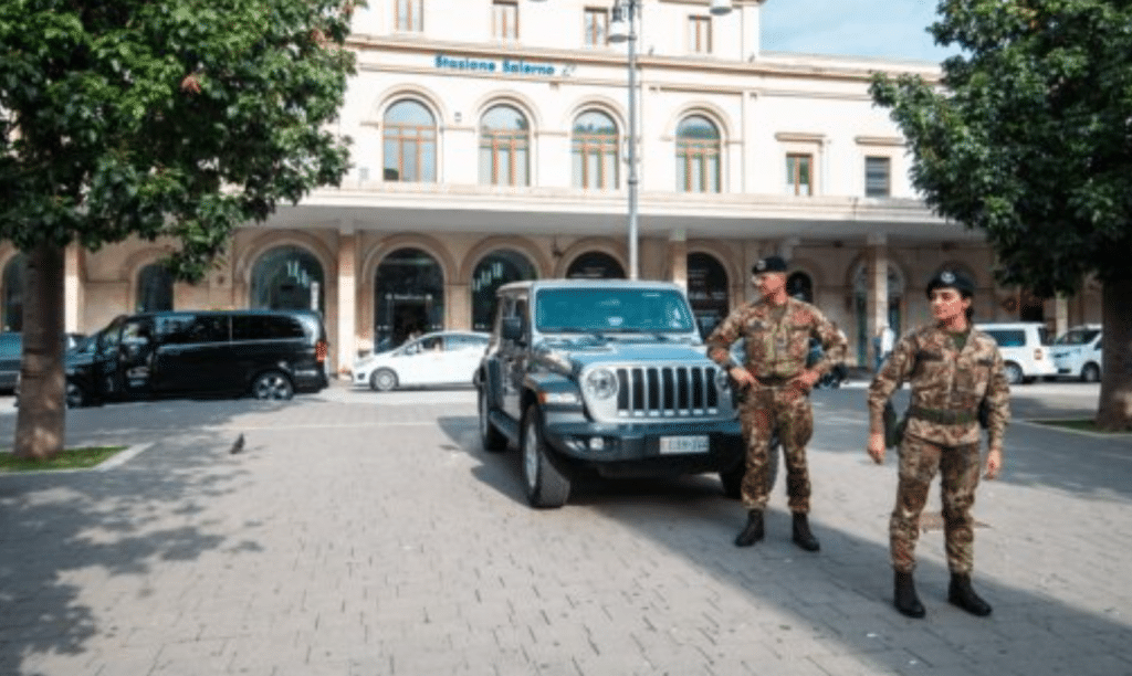 Salerno arrestato derubato turisti