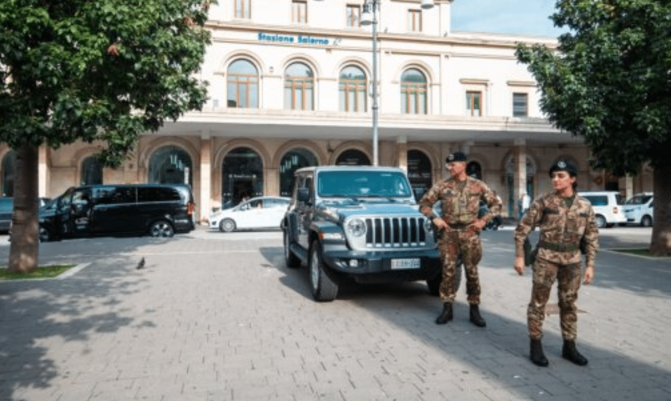Salerno arrestato derubato turisti