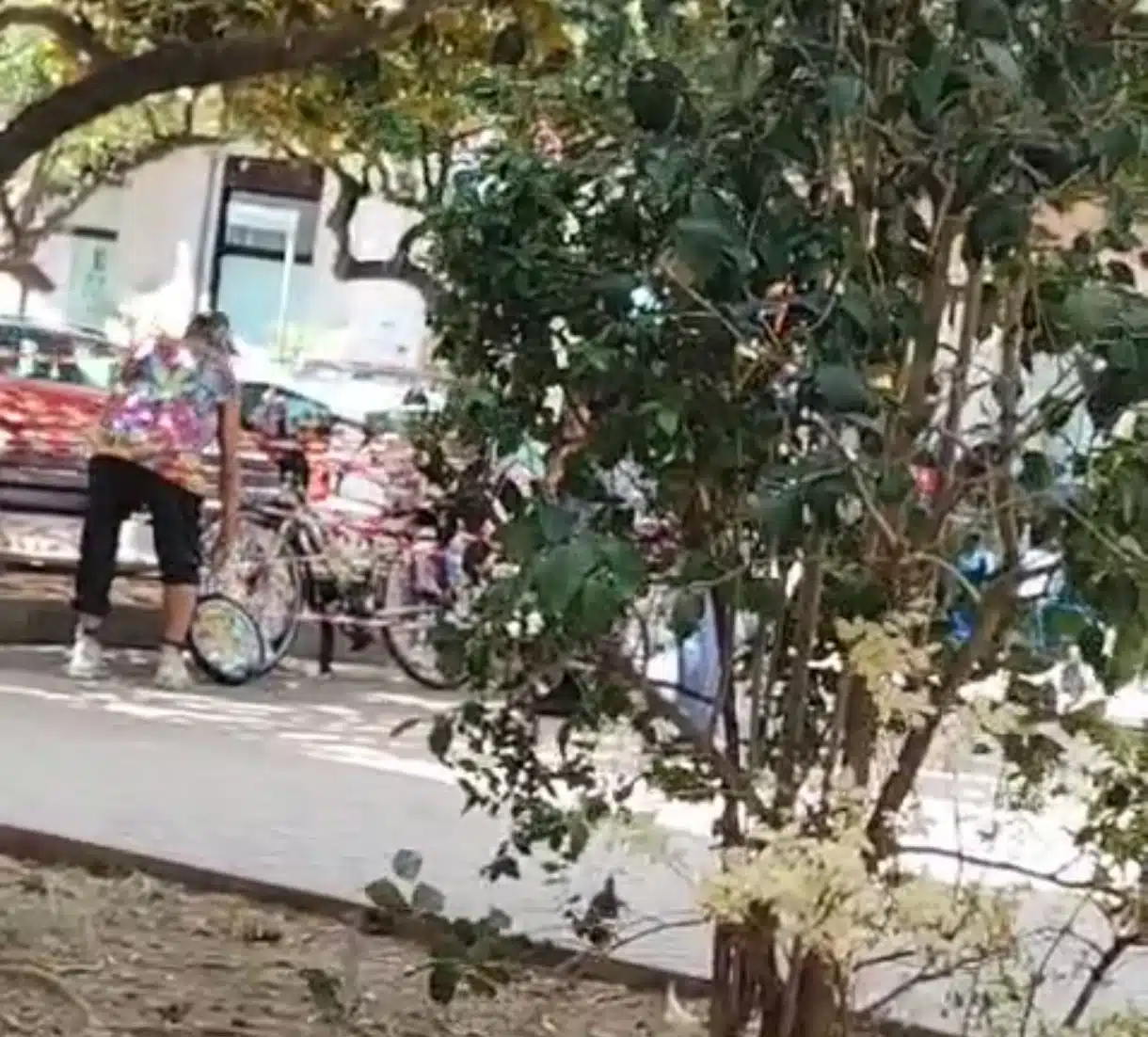 Salerno, minaccia passanti con un coltello e mostra i genitali: choc a Torrione