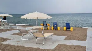 Capaccio Paestum, inaugurata 'Spiaggia senza barriere' per diversamente abili
