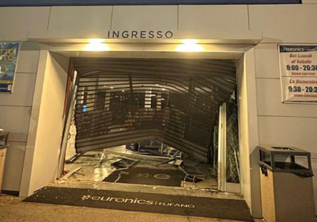 Salerno, tentato furto in via Wenner: sfondato l'ingresso di Euronics Tufano