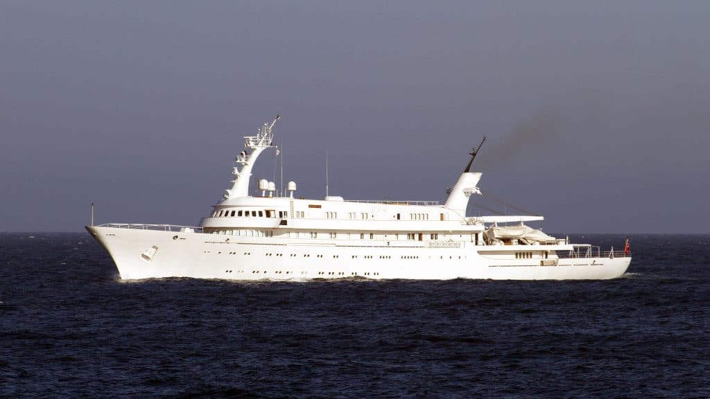 Il mega yacht "Atlantis II" fa tappa ad Agropoli: simbolo del lusso e della storia armatoriale greca