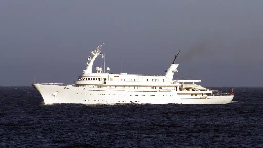 Il mega yacht "Atlantis II" fa tappa ad Agropoli: simbolo del lusso e della storia armatoriale greca