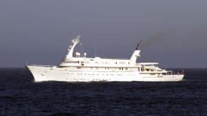 Il mega yacht "Atlantis II" fa tappa ad Agropoli: simbolo del lusso e della storia armatoriale greca
