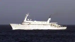 Il mega yacht "Atlantis II" fa tappa ad Agropoli: simbolo del lusso e della storia armatoriale greca