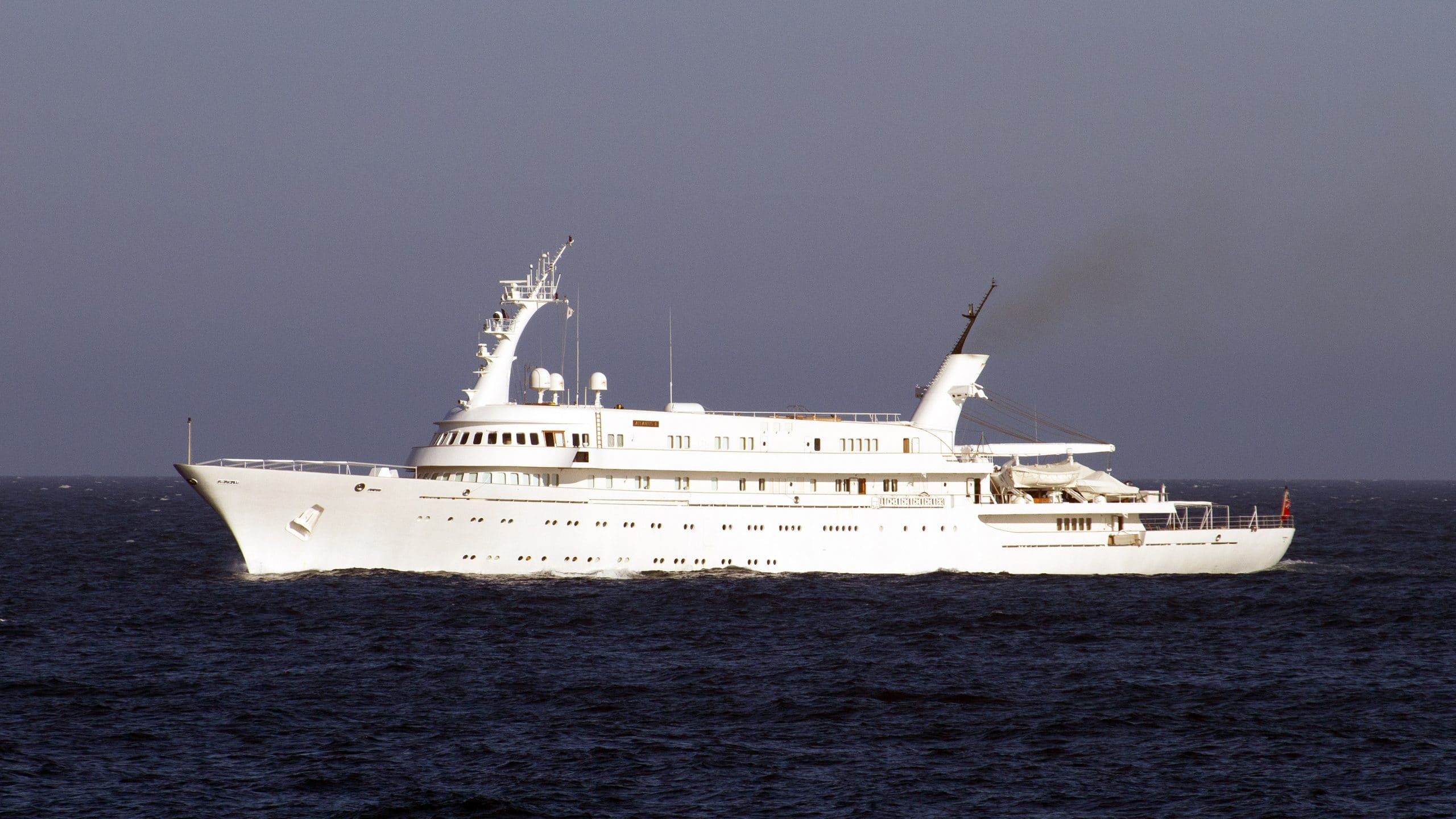 Il mega yacht "Atlantis II" fa tappa ad Agropoli: simbolo del lusso e della storia armatoriale greca
