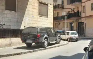 salerno auto parcheggiata marciapiede