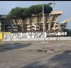 Salernitana, gli ultras contro l'acquisto di Liguori: duro striscione all'Arechi