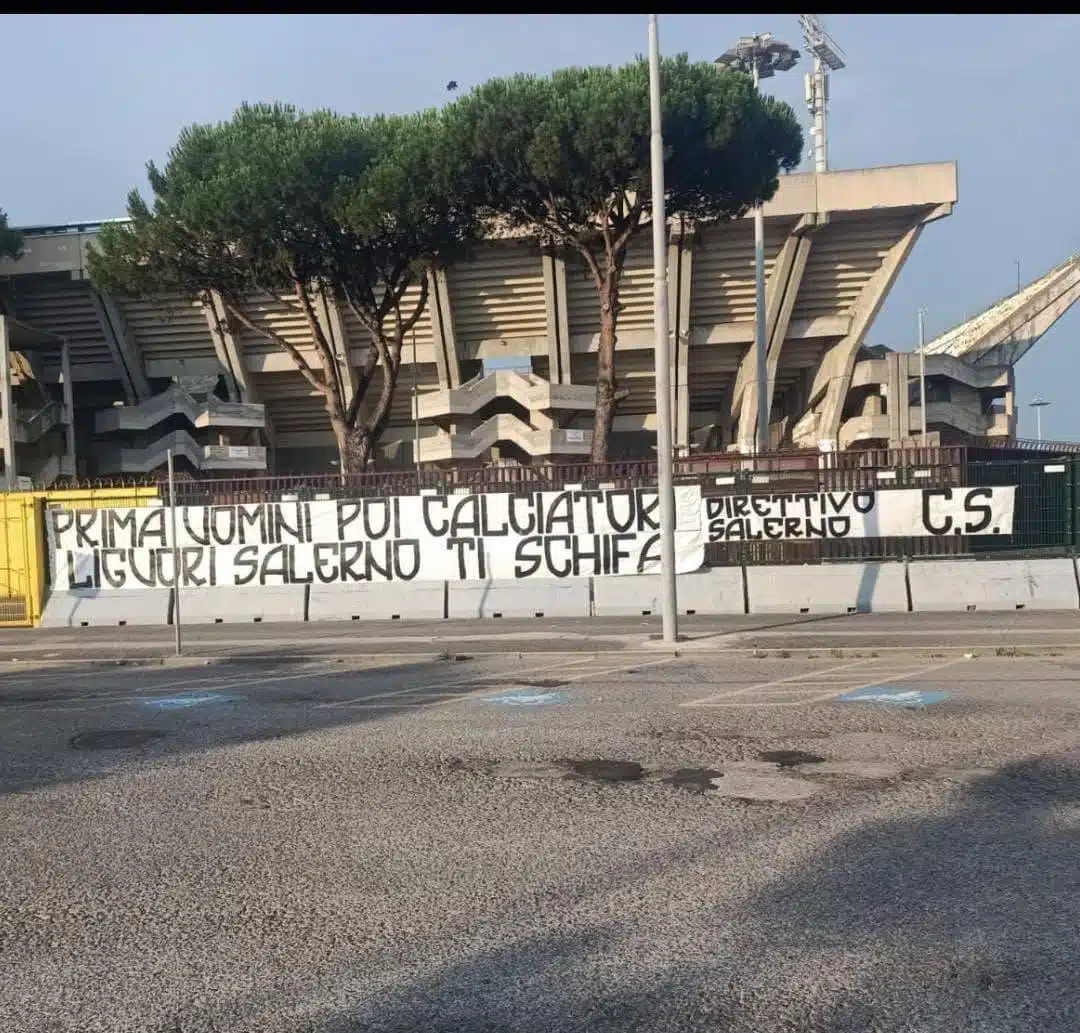 Salernitana, gli ultras contro l'acquisto di Liguori: duro striscione all'Arechi