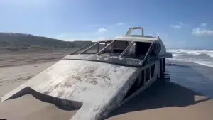 Eboli Barca abbandonata
