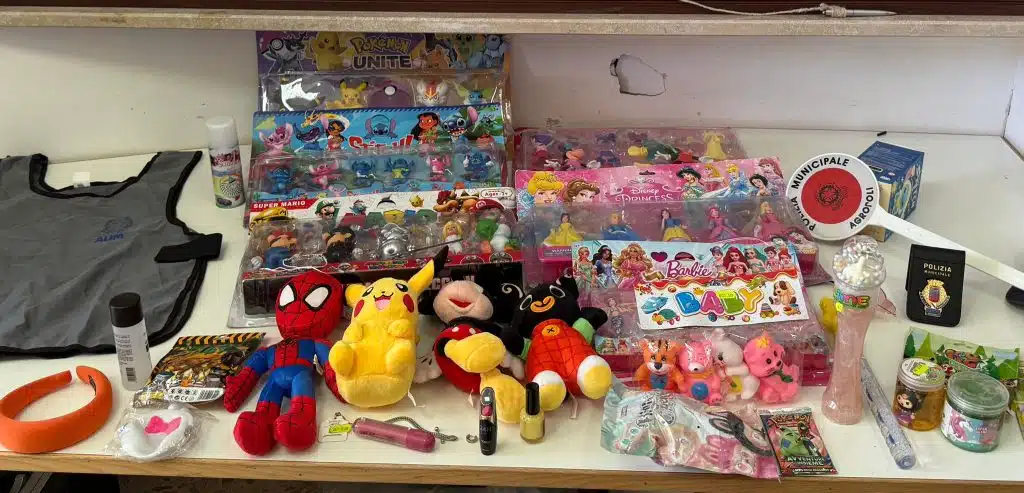 Agropoli sequestrati giocattoli