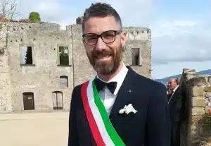giuseppe cammarota nuovo assessore agropoli 28 Luglio 2025 Sarà Giuseppe Cammarota il nuovo assessore del comune di Agropoli. Prenderà il posto di Emidio Cianciola, a cui il sindaco Roberto Mutalipassi ha ritirato le deleghe nella giornata di ieri, essendo venuta meno la fiducia, ha spiegato il primo cittadino. Chi è Giuseppe Cammarota Alla sua seconda esperienza amministrativa, esponente del Partito Democratico, Cammarota era stato nella precedente amministrazione un fedelissimo di Adamo Coppola. Ora una nuova esperienza come assessore nella giunta Mutalipassi che dovrà contribuire a rilanciare. Un passo in avanti per Cammarota, la cui scelta è dipesa anche dal sostegno di altri esponenti della maggioranza, come dell presidente del consiglio comunale, Franco Di Biasi.