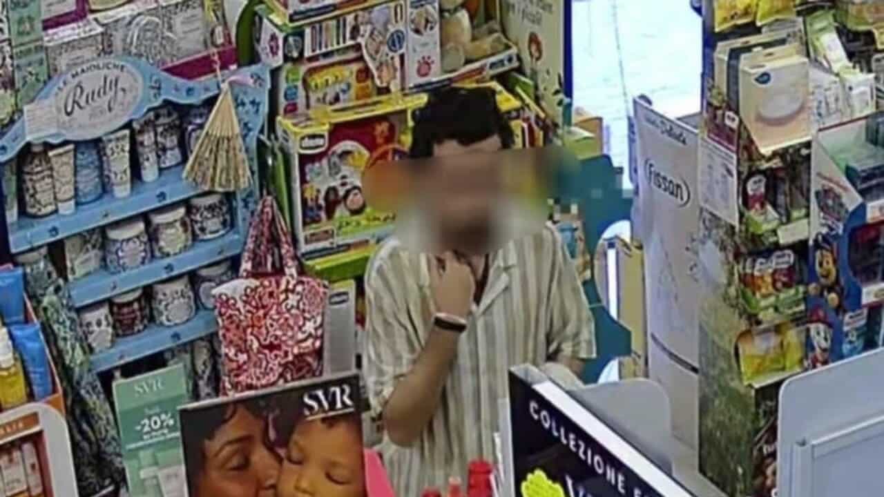 furto parafarmacia salerno 4 luglio
