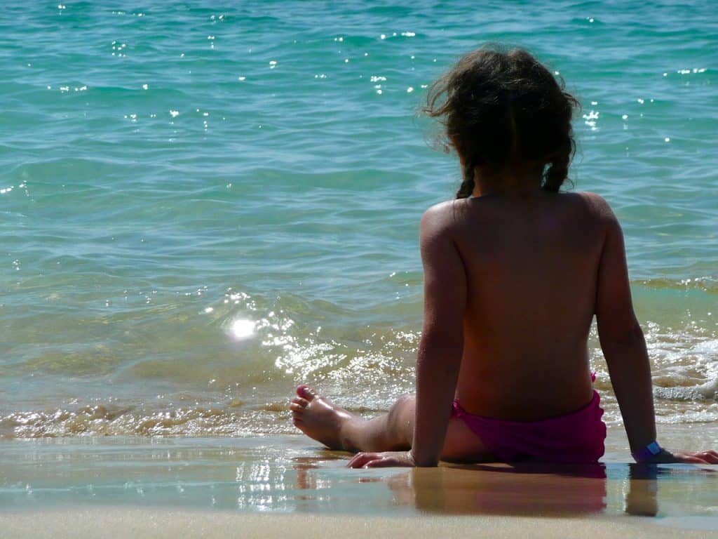 ascea bimbo smarrito spiaggia salvato coraggiose bambine