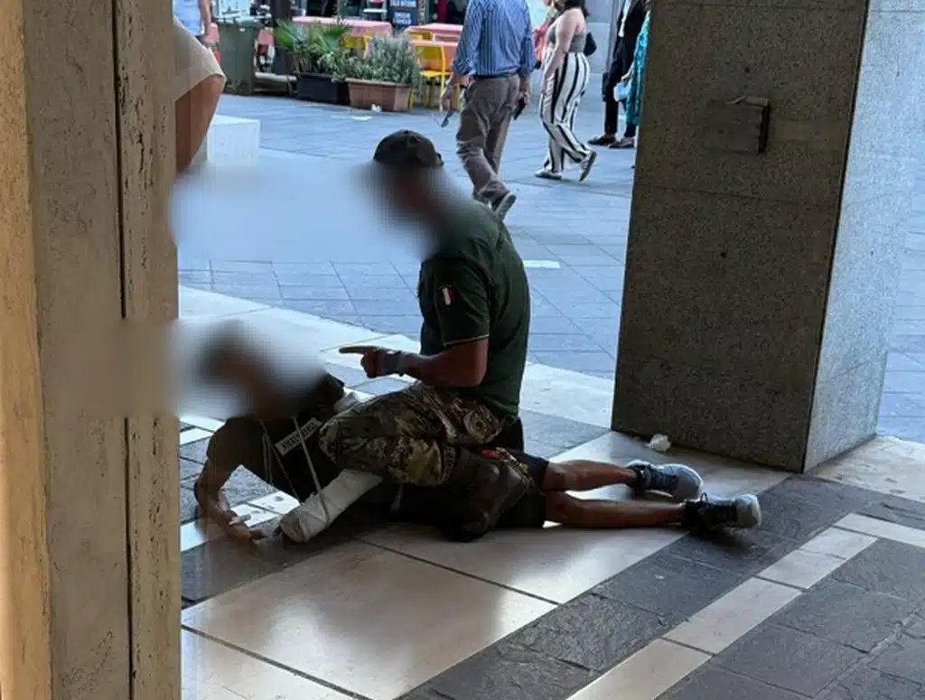 Scippo salerno ladro fermato 25 luglio