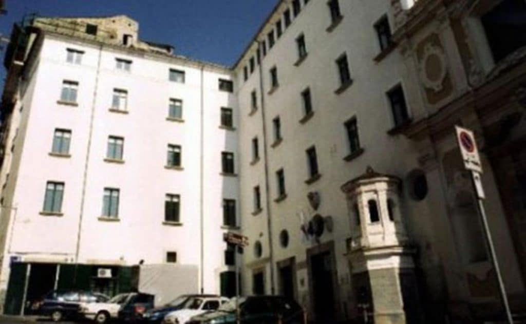 salerno ostello via canali chiuso