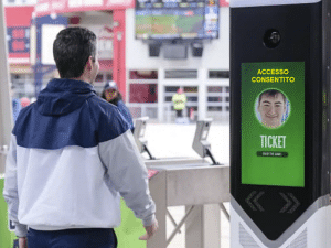 Stadi, riconoscimento facciale contro lo spaccio nelle curve: la proposta di Piantedosi