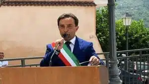 ordinanza divieto torso nudo