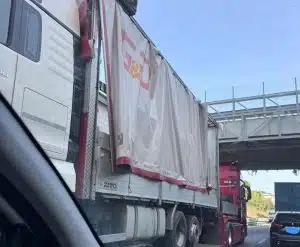 tir incastrato sotto ponte a3 cava de' tirreni