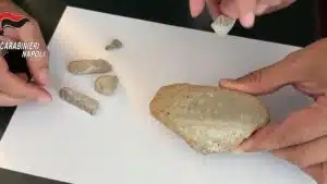 Pompei, turista scozzese denunciato per furto: sequestrate sei pietre dal parco archeologico