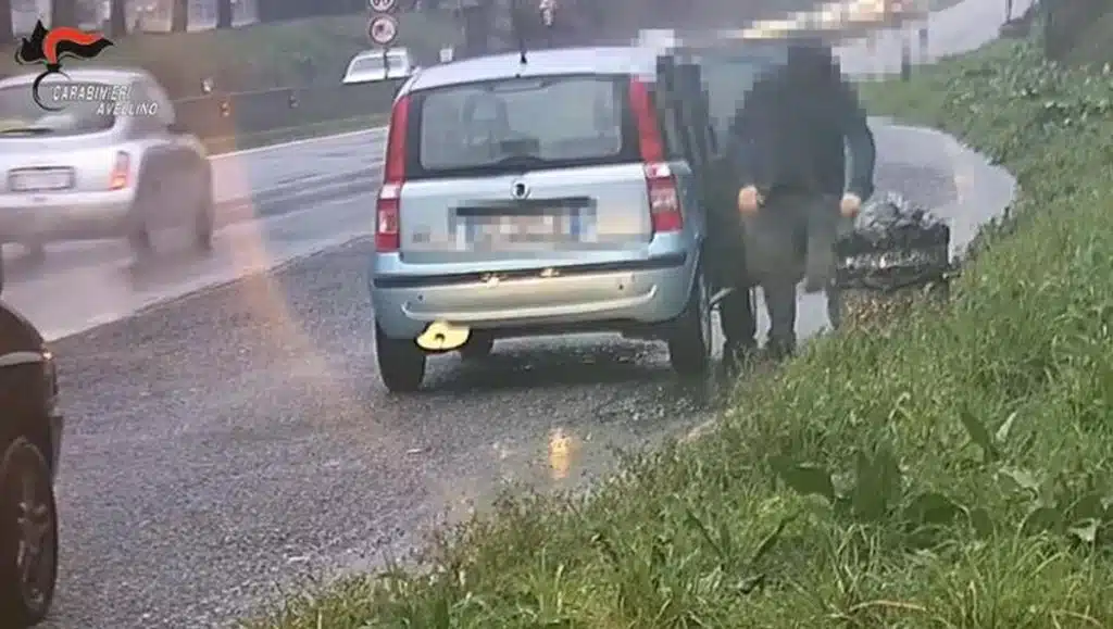 Discariche sulle piazzole del raccordo Salerno-Avellino: automobilisti incastrati dai video