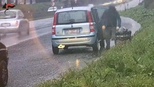 Discariche sulle piazzole del raccordo Salerno-Avellino: automobilisti incastrati dai video