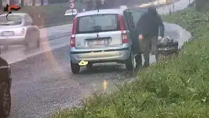 Discariche sulle piazzole del raccordo Salerno-Avellino: automobilisti incastrati dai video