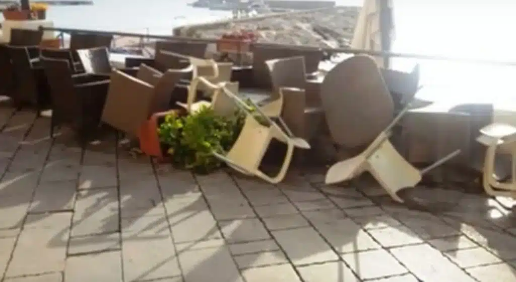 incidente salerno auto travolge tavolini 17 agosto