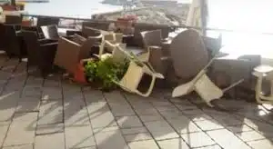 incidente salerno auto travolge tavolini 17 agosto
