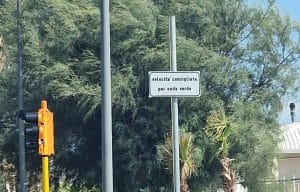 Salerno, rimossi i cartelli stradali con limite minimo di 40 km/h: erano in contrasto con il Codice della Strada