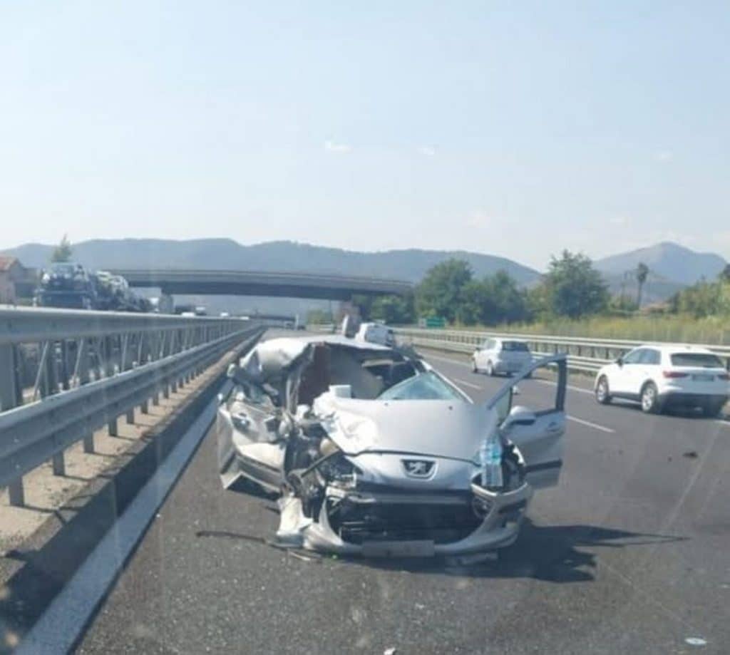 Incidente lungo l’A2 del Mediterraneo: auto tampona tir, traffico rallentato tra Montecorvino e Pontecagnano