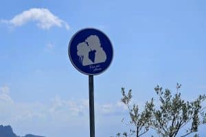 Scala lancia l’“obbligo di bacio” con vista sulla Costa d’Amalfi