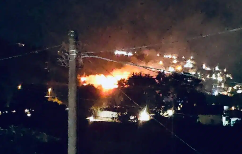 Agropoli, incendio in località Le Ginestre: vigili del fuoco al lavoro per proteggere le abitazioni