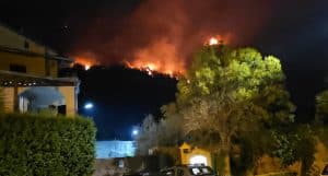 Incendio sul Monte Stella, notte di paura a Sant’Angelo di Ogliara: fiamme vicine alle case