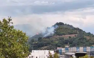 Ferragosto di fuoco: incendi a Monte Stella e sulle colline di Pastena, in azione gli elicotteri