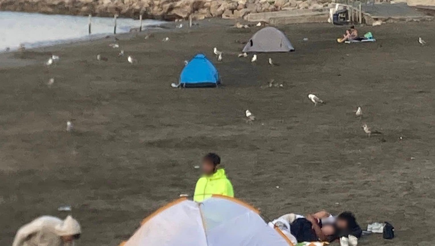 Salerno, bivacchi notturni sulle spiagge: l’allarme del consigliere Naddeo