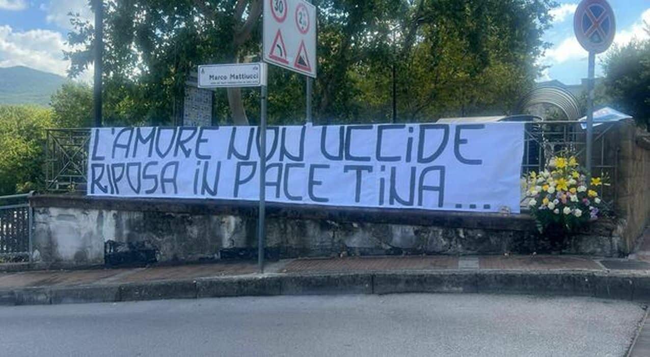 femminicidio montecorvino rovella striscione tina sgarbini