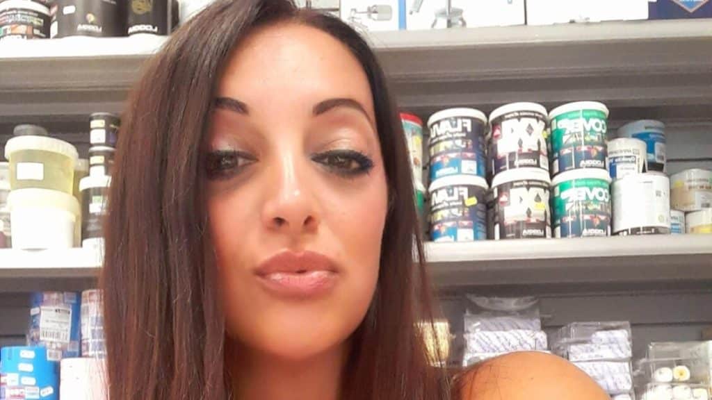 Dalle foto sorridenti sui social al dramma in casa: la storia di Tina e del compagno ora in fuga