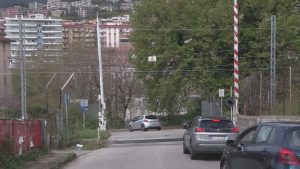 Soppressione del passaggio a livello di via Magnone: approvata la variante, salvi i parcheggi