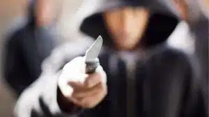 angri rapinata minacciata ragazza 22 agosto