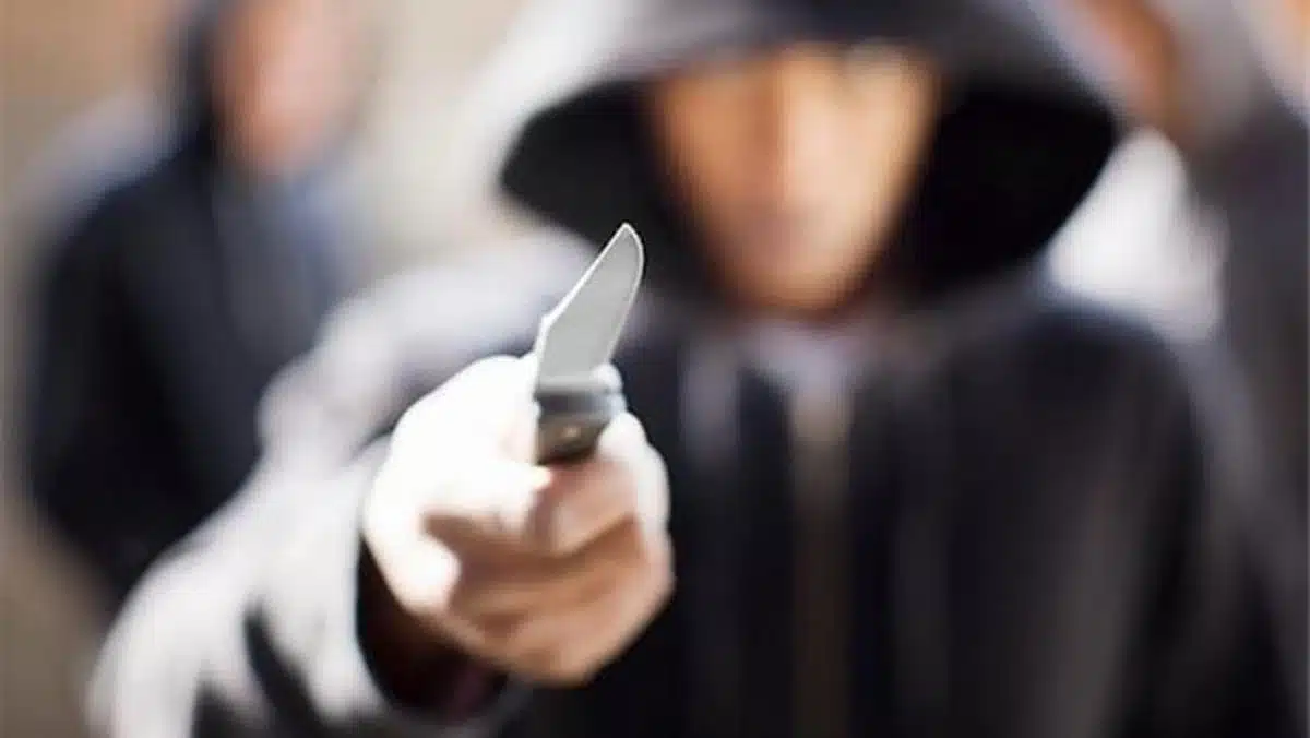 angri rapinata minacciata ragazza 22 agosto