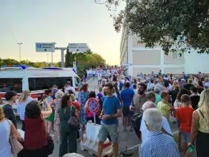 I manifestanti davanti all'ospedale di Agropoli