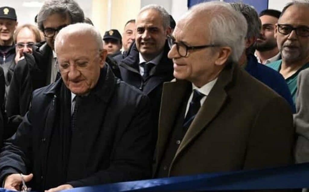vincenzo de luca presenta robot logistica farmaco moscati avellino