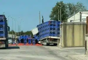 incidente angri camion perde carico pomodori