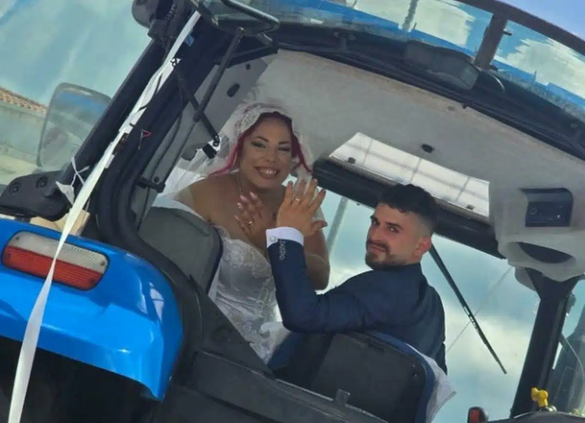 sposi sfilano trattore polla